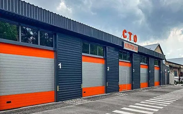 Ворота в корпоративном стиле для крупнейшего автосервиса