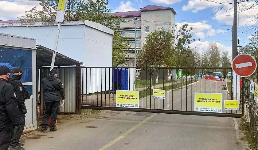 Въездные ворота «Алютех-К» в подарок Броварской больнице